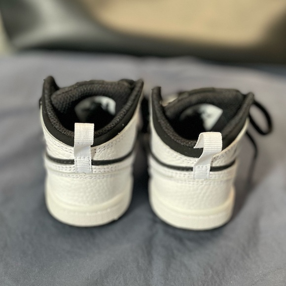 Jordan 1 Mid (TD) - Picture 3 of 8